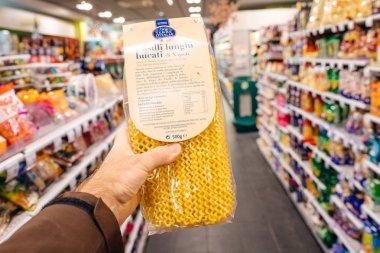 Adam el Pov kişisel perspektif Fusili lunghi tutarak