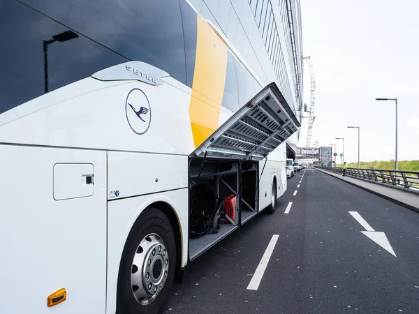 Πλευρική θέα του λεωφορείου της Lufthansa SETRA Express με ανοιχτή πόρτα αποσκευών — Φωτογραφία Αρχείου