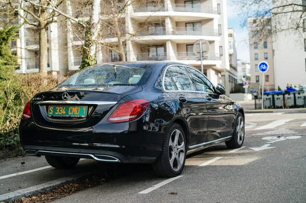 Luxo Mercedes-Benz E220d carro diesel na cidade — Fotografia de Stock