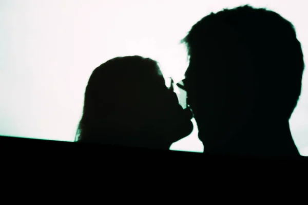 Sombras de pessoas homem e mulher beijando no wal digital — Fotografia de Stock