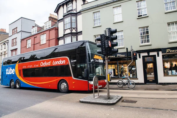 オックスフォード・チューブ・オールデイ・オックスフォードからロンドン行きの旅行バス — ストック写真