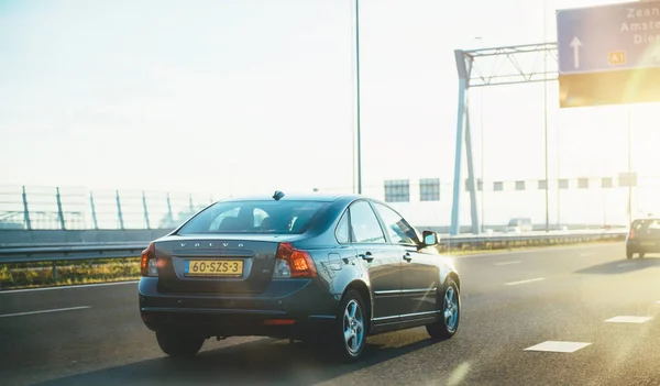 Grijze Volvo V40 auto rijdt snel in Nederland — Stockfoto