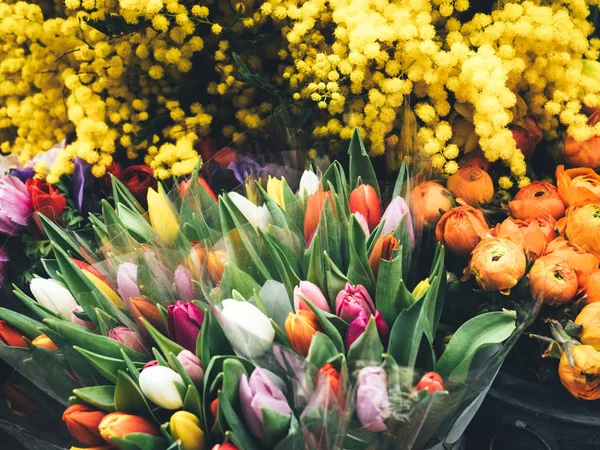 Entrada de la fachada de la floristería francesa vendiendo múltiples flores —  Fotos de Stock