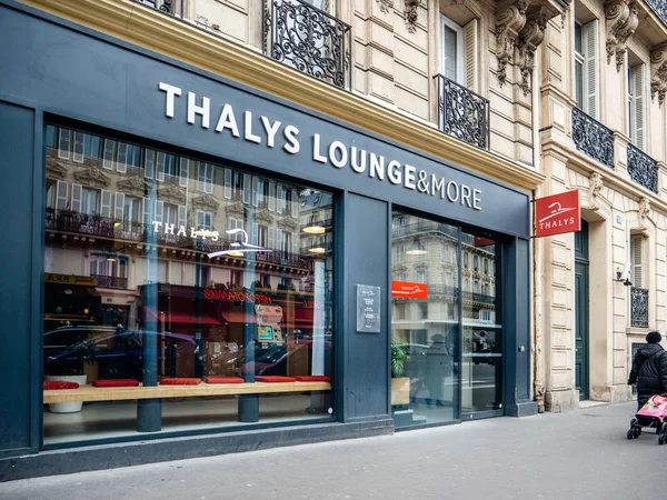 Фасад лаунж Thalys та інші помешкання в центрі Парижа — стокове фото