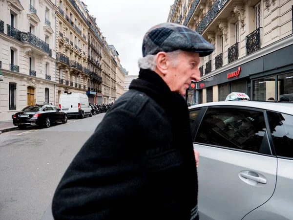 Ανώτερος άνθρωπος που περπατάει μπροστά από την κάμερα κοντά στο αυτοκίνητο ταξί — Φωτογραφία Αρχείου
