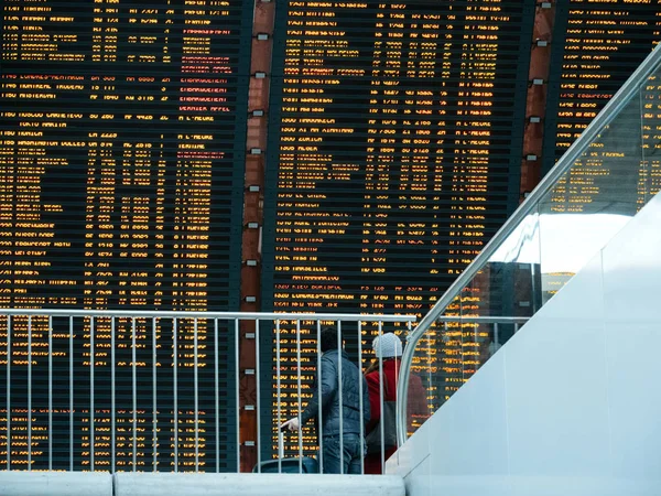 Young couple people people looking at the large digital board — Stock Photo, Image