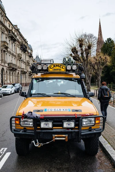 Vista frontal de vintage amarillo Land Rover Defender — Foto de Stock