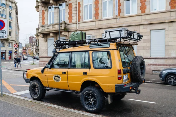 Vintage sarı Land Rover Defender Camel Trophy şehirde park — Stok fotoğraf