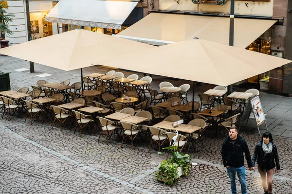 Elevated view of couple empty cafe bar restaurant terrace — Stock Photo, Image