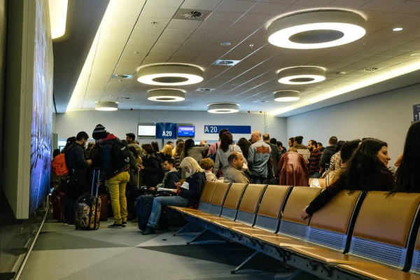 Large group of people waiting for the flight in Airport terminal — Stock Photo, Image