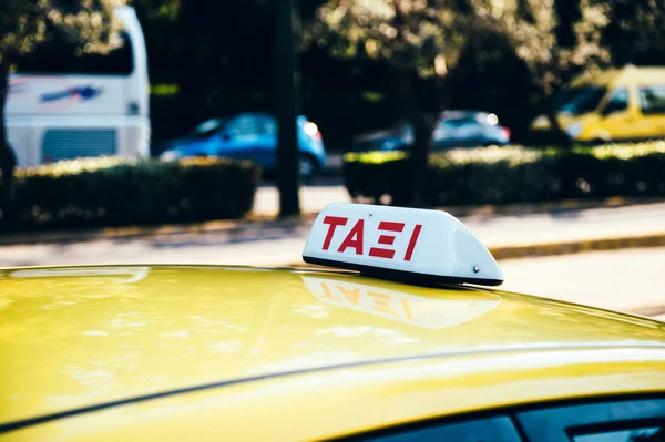 希腊雅典市中心一辆黄色出租车上的出租车标志 — 图库照片