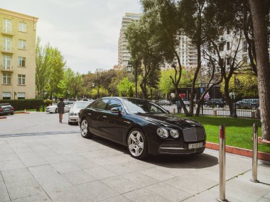 Hyatt otel önünde park edilmiş lüks Bentley siyah araba
