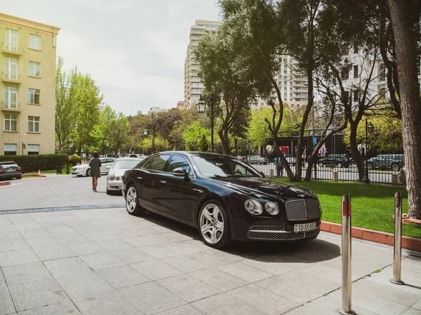 Hyatt otel önünde park edilmiş lüks Bentley siyah araba