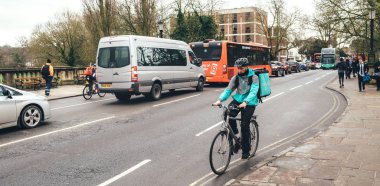 Deliveroo App ile Öğrenci yarı zamanlı iş adam teslimat gıda