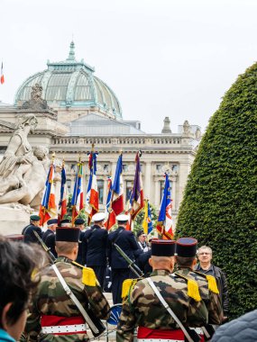 8 Mayıs'taki geçit töreninde BAYRAKlı ABD ve Fransa'dan askerler