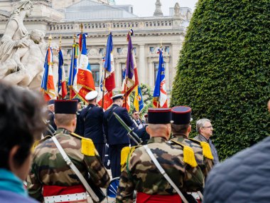 8 Mayıs'taki geçit töreninde BAYRAKlı ABD ve Fransa'dan askerler