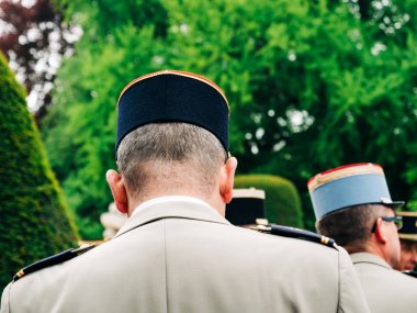 8 Mayıs'taki geçit töreninde BAYRAKlı ABD ve Fransa'dan askerler