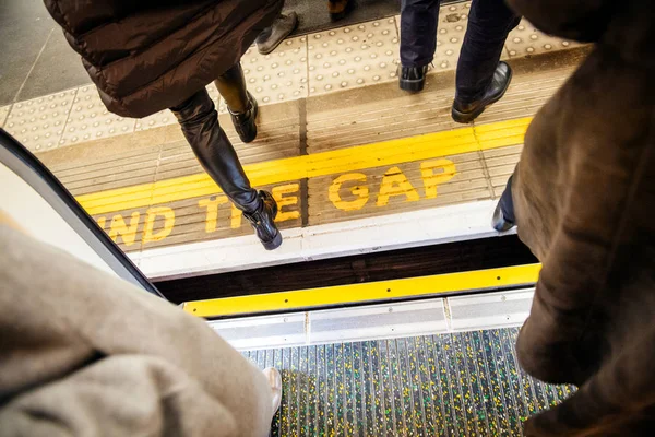 MInd the gap yellow sing in London Tube underground metro — Stock Photo, Image