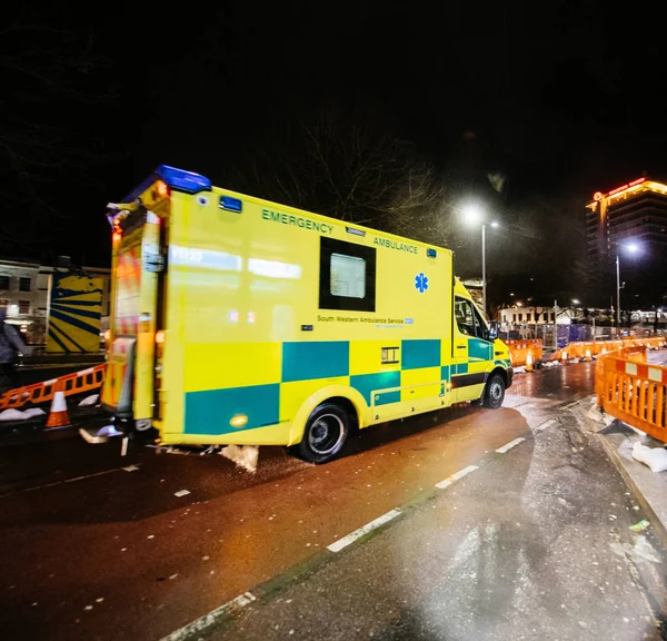 Ambulancia amarilla del NHS que conduce rápidamente Londres — Foto de Stock