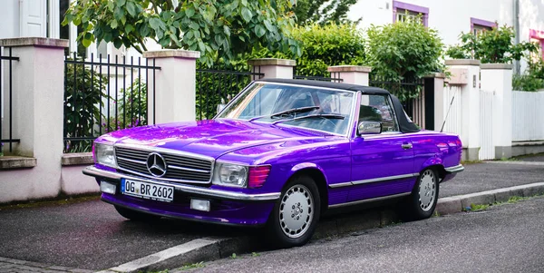 Purpurowy Mercedes-Benz 300 SL zaparkowany przed francuskim — Zdjęcie stockowe