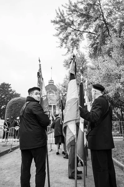 Vojáci veteránů z Francie s vlajkami na přehlídce 8. — Stock fotografie