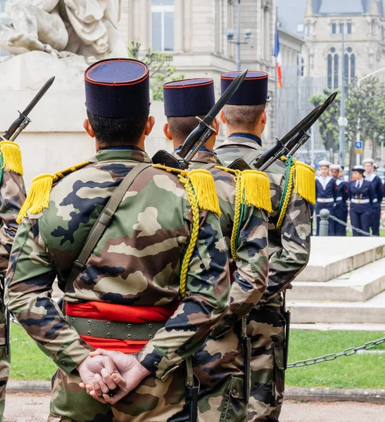 Soldados dos EUA e da França com bandeiras no desfile no dia 8 de maio — Fotografia de Stock