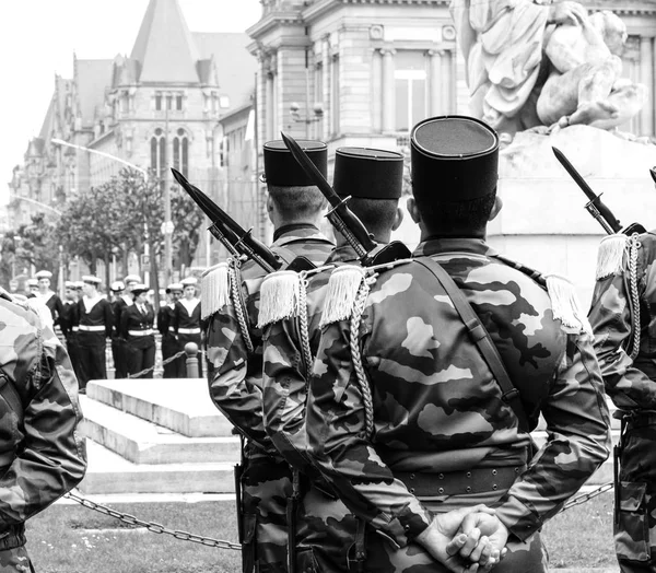 5월 8일 퍼레이드에서 깃발을 들고 있는 우리와 프랑스의 병사들 — 스톡 사진