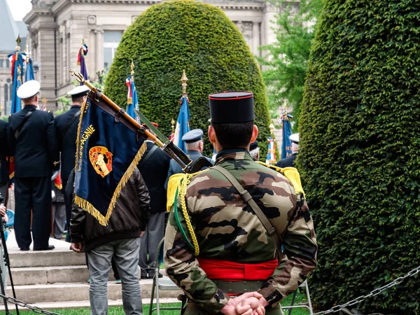 Soldats de France avec drapeaux au défilé le 8 mai — Photo