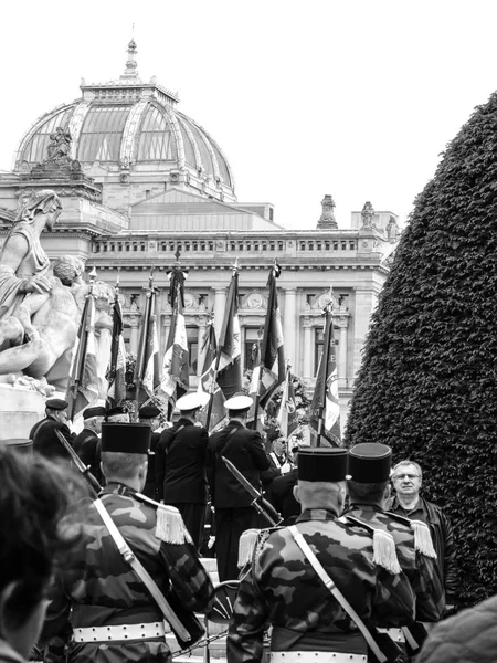 Солдати з США та Франції з прапорами на параді 8 травня — стокове фото