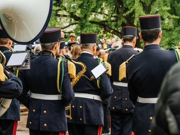 Soldiers from US and France with flags at parade on 8th of may — Stock Photo, Image