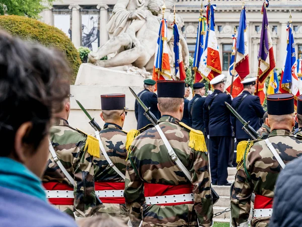 Bakifrån av soldater från USA och Frankrike med flaggor på parad den 8 maj — Stockfoto
