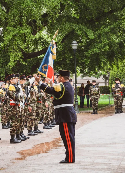 5月8日のパレードで旗を持つアメリカとフランスの兵士 — ストック写真