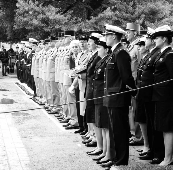 Soldados dos EUA e da França com bandeiras no desfile no dia 8 de maio — Fotografia de Stock