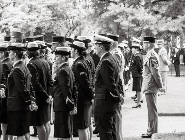 5月8日，美国和法国的士兵在阅兵式上举着国旗 — 图库照片
