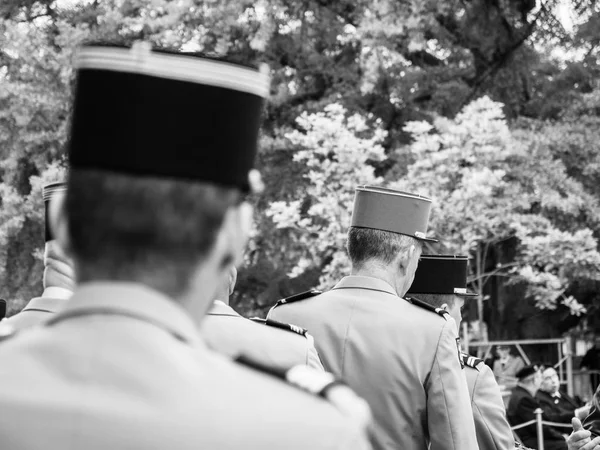 Soldados dos EUA e da França com bandeiras no desfile no dia 8 de maio — Fotografia de Stock