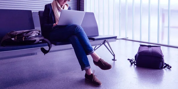 Casual mulher de negócios vestida trabalhando no laptop do aeroporto vazio — Fotografia de Stock