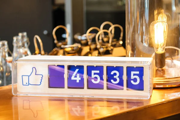 Total le gusta contador de Facebook en la mesa del restaurante bar —  Fotos de Stock