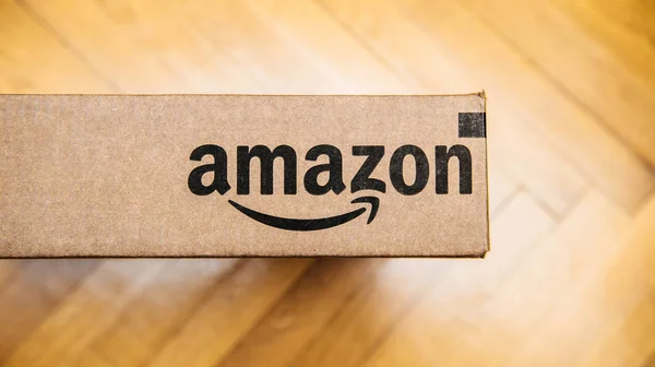 Kotak kardus Amazon Prime di latar belakang lantai kayu — Stok Foto