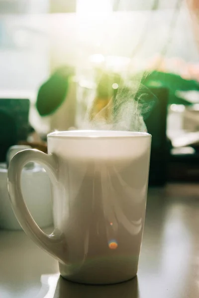 Colpo di stato bianco di caffè tè sulla tavola vapore vapore tè caffè fumante — Foto Stock