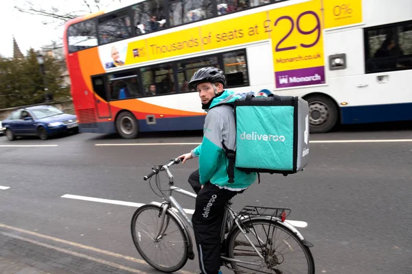 Student part time job man delivery food with Deliveroo App — Stock Photo, Image