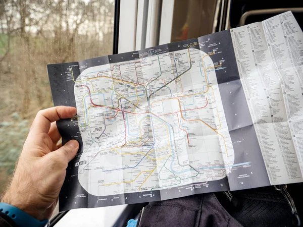 Mann liest in Schnellzug Karte der Pariser U-Bahn — Stockfoto