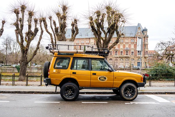 Yeni vintage sarı Land Rover Defende yan görünümü — Stok fotoğraf