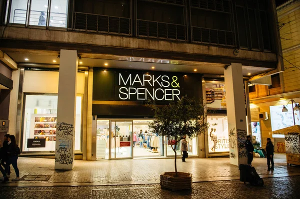 Магазин роскоши Marks and Spencer в центре Афин в сумерках — стоковое фото