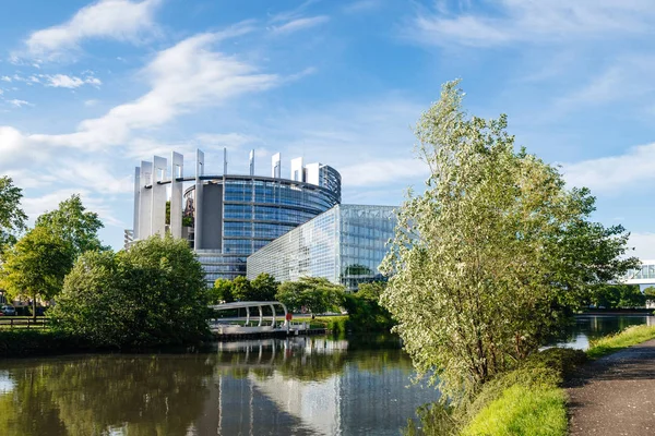 Большая современная штаб-квартира Европейского парламента — стоковое фото