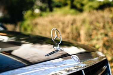 Defokus bulanıklık arka plan ile Mercedes-Benz logotipi