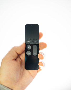 Apple Tv izole beyaz arka plan tutan adam el