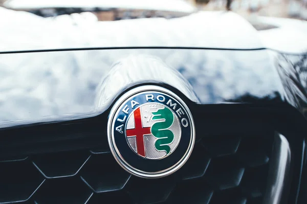 Vooraanzicht Alfa Romeo logo — Stockfoto