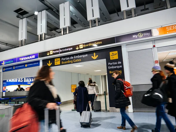 Aeropuerto Internacional de Lisboa hacia Boarding Gate Portas de Embarque — Foto de Stock
