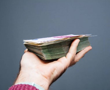 Adam el tutan yığın yığın euro dolar para birimi binlerce 