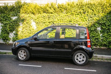 İtalyan araba Fiat sokakta park